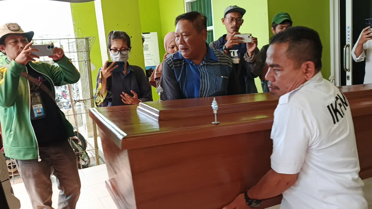 Jenazah Mia Citra saat hendak dibawa dari RSUD Bekai.