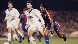 Romario bergabung dengan Barcelona tahun 1993-1995 di bawah asuhan pelatih Johan Cruyff. Romario terpilih menjadi Pemain Terbaik Dunia FIFA tahun 1995. (Youtube.com)