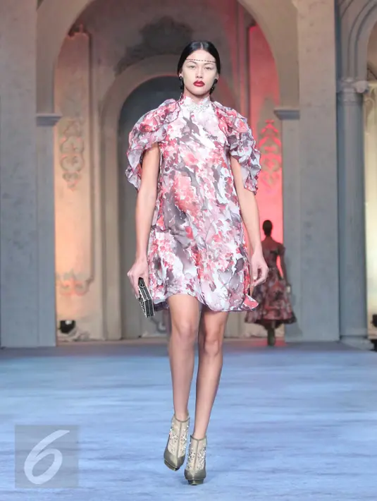 'Aristocrat' menghadirkan 78 set busana karya Sebastian Gunawan yang didominasi oleh gaun-gaun off-shoulder, lengan balon, ruffle, lengkap dengan cape atau jubahnya, Jakarta, Selasa (11/10). (Liputan6.com/Angga Yuniar)