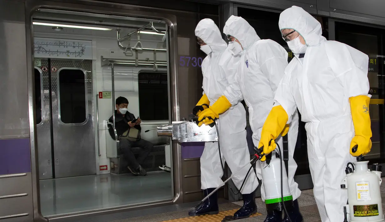 Petugas melakukan disinfeksi di stasiun kereta bawah tanah Gwanghwamun, Seoul, Korea Selatan, Jumat (28/2/2020). Hingga 28 Februari 2020, Korea Selatan mengonfirmasi total jumlah pasien terinfeksi virus corona COVID-19 sebanyak 2.337 orang. (Xinhua/Lee Sang-ho)
