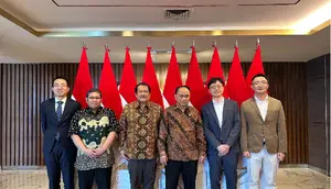 Menteri Kominfo (ketiga dari kanan) Budi Arie Setiadi bersama CEO APAC dari JOYY Group (kedua dari kanan) Cloude Lee beserta perwakilan Kementerian Kominfo dan JOYY Group. (Dok: JOYY Group)