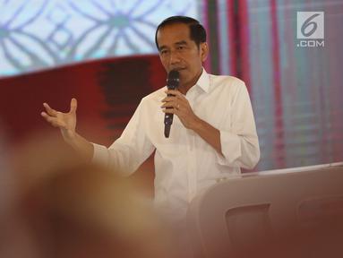 Capres nomor urut 01 Joko Widodo saat tanya jawab dalam debat keempat Pilpres 2019 yang diselenggarakan KPU di Hotel Shangri-La, Jakarta, Sabtu (30/3). Debat kali ini mengangkat tema tentang ideologi, pemerintahan, pertahanan dan keamanan, serta hubungan internasional. (Liputan6.com/JohanTallo)