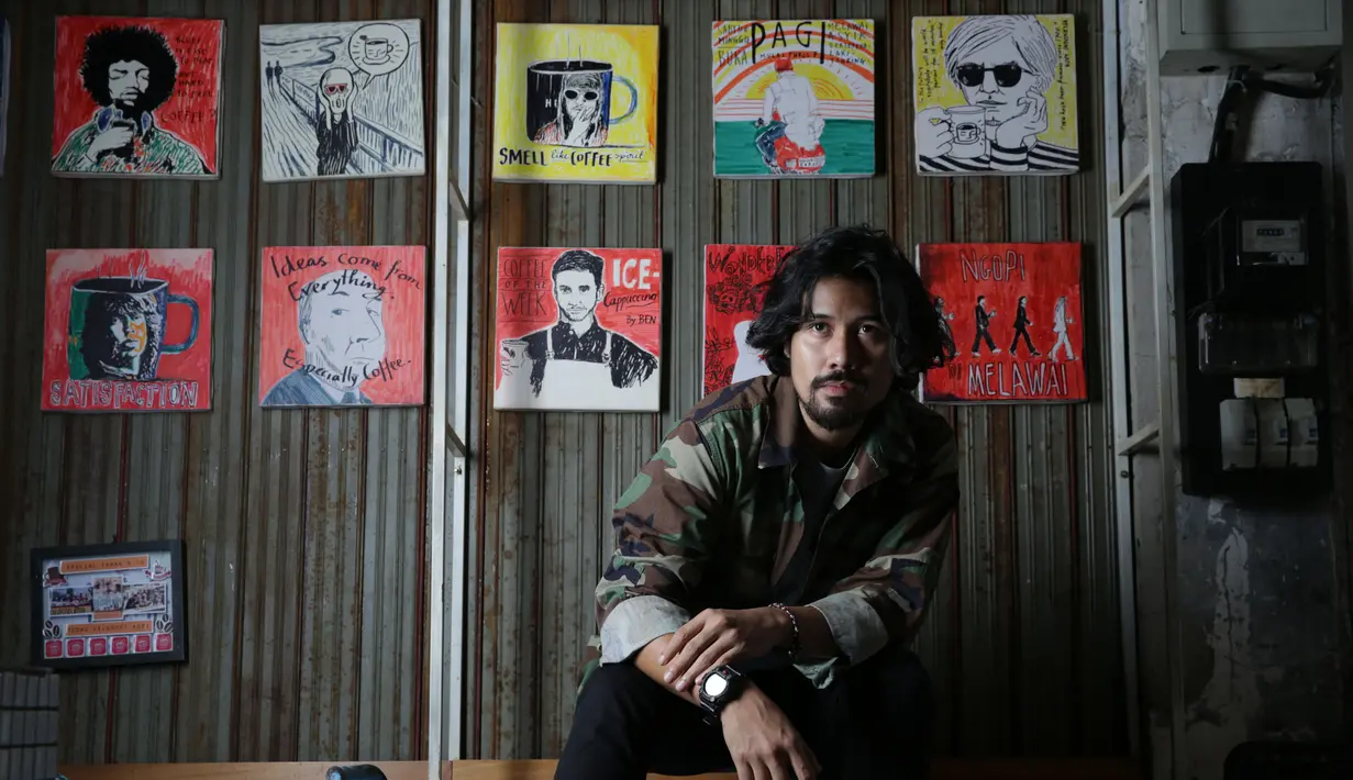 "Gue nggak mau ngomong panjang lebar soal itu. Apapun itu yang terbaik dan sudah diatur sama yang di atas (Tuhan). Kalau kita baik, kita akan ketemu orang yang baik," lanjutnya Chicco di kawasan Sudirman Minggu (2/4). (Bambang E. Ros/Bintang.com)