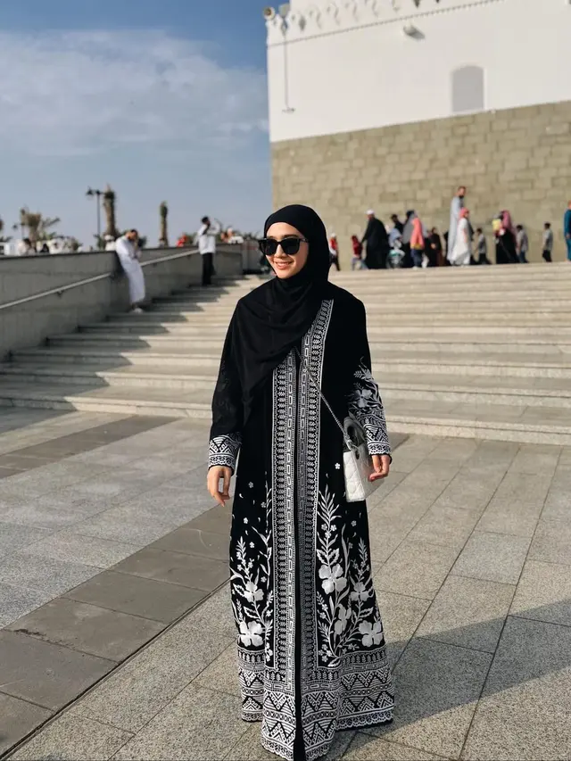 8 Potret Febby Rastanty saat Umroh, Terharu Berhasil Sentuh Ka'bah