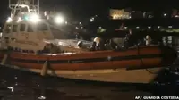 Kapal imigran yang terbakar dan tenggelam di perairan dekat Pulau Lampedusa, Italia. (Daily Mail)