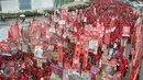 Peserta aksi hari buruh internasional atau May Day memadati kawasan Bundaran Hotel Indonesia (HI), Jakarta, Senin (1/5). Massa buruh dari berbagai daerah itu akan menyuarakan tuntutan mereka di depan Istana Presiden. (Liputan6.com/Angga Yuniar)