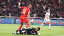 Persija tertinggal dari Persib Bandung di puncak dengan selisih enam angka. Tampak dalam foto, penjaga gawang Arema FC, Muhammad Adi Satryo (bawah) menahan pergerakan penyerang tengah Persija, Gustavo Almeida Dos Santos saat pertandingan pekan ke-20 BRI Super League 2025/2026 di Stadion Utama Gelora Bung Karno, Jakarta, Minggu (8/2/2026). (Bola.com/Abdul Aziz)