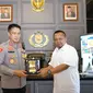 Kapolrestabes Surabaya Kombes  Akhmad Yusep Gunawan  mendapatkan penghargaan dari PWI Jawa Timur 2022. (Dian Kurniawan/Liputan6.com)