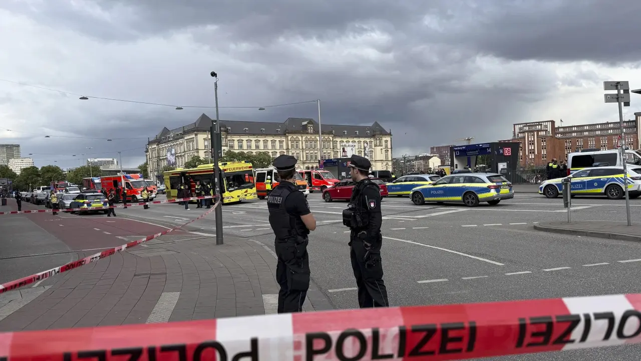 Polisi di sekitar lokasi penikaman massal stasiun kereta Hamburg, Jerman. (AP./Steven Hutchings)