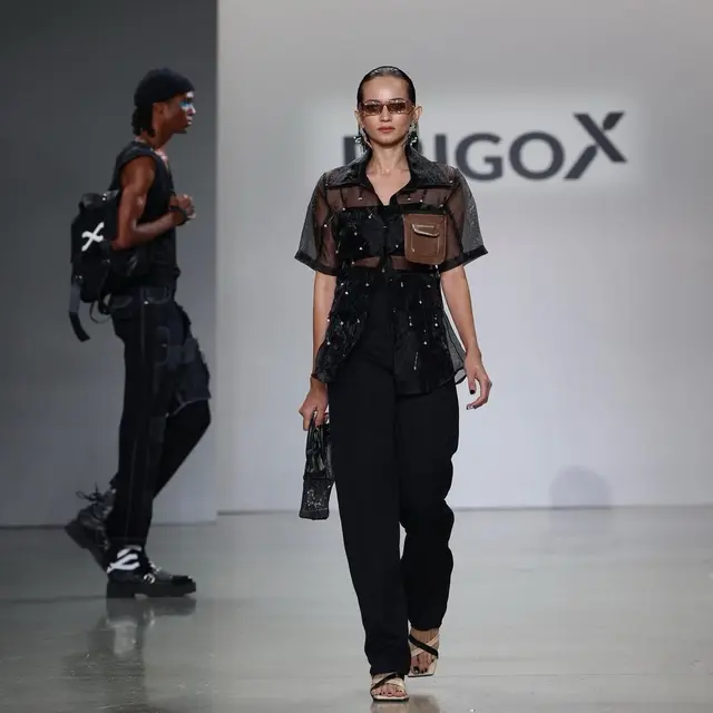 6 Potret Enzy Storia saat Catwalk di New York Fashion Week 2022, Banjir Pujian