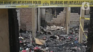 Garis polisi dipasang di sisa permukiman yang terbakar di Jalan Keadilan Dalam, Taman Sari, Jakarta Barat, Senin (19/4/2021). Kebakaran permukiman padat tersebut mengakibatkan sebanyak 200 rumah hangus terbakar dan sekitar 1.000 warga terpaksa mengungsi. (Liputan6.com/Herman Zakharia)