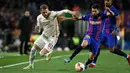 Penyerang Galatasaray, Baris Yilmaz (kiri) berebut bola dengan bek Barcelona, Jordi Alba selama pertandingan leg pertama babak 16 besar Liga Europa di stadion Camp Nou di Barcelona (11/3/2022). Barcelona bermain imbang atas Galatasaray 0-0. (AFP/Lluis Gene)