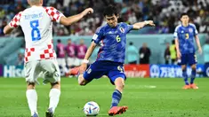Pemain Timnas Jepang, Wataru Endo berusaha mencetak gol ke gawang Timnas Kroasia pada laga 16 besar Piala Dunia 2022 di Al-Janoub Stadium, Al-Wakrah, Qatar, 5 Desember 2022. (AFP/Jewel Samad)