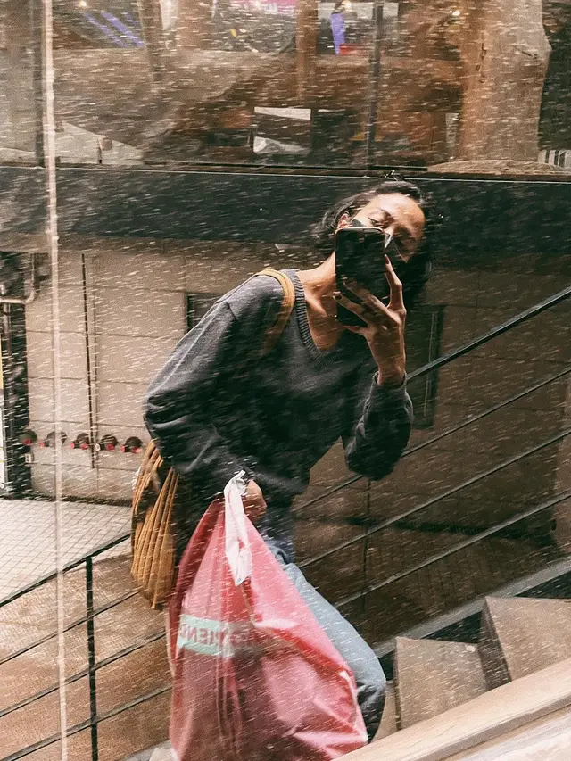 8 Inspirasi OOTD Kasual Putri Marino Saat Mirror Selfie di Korea Selatan