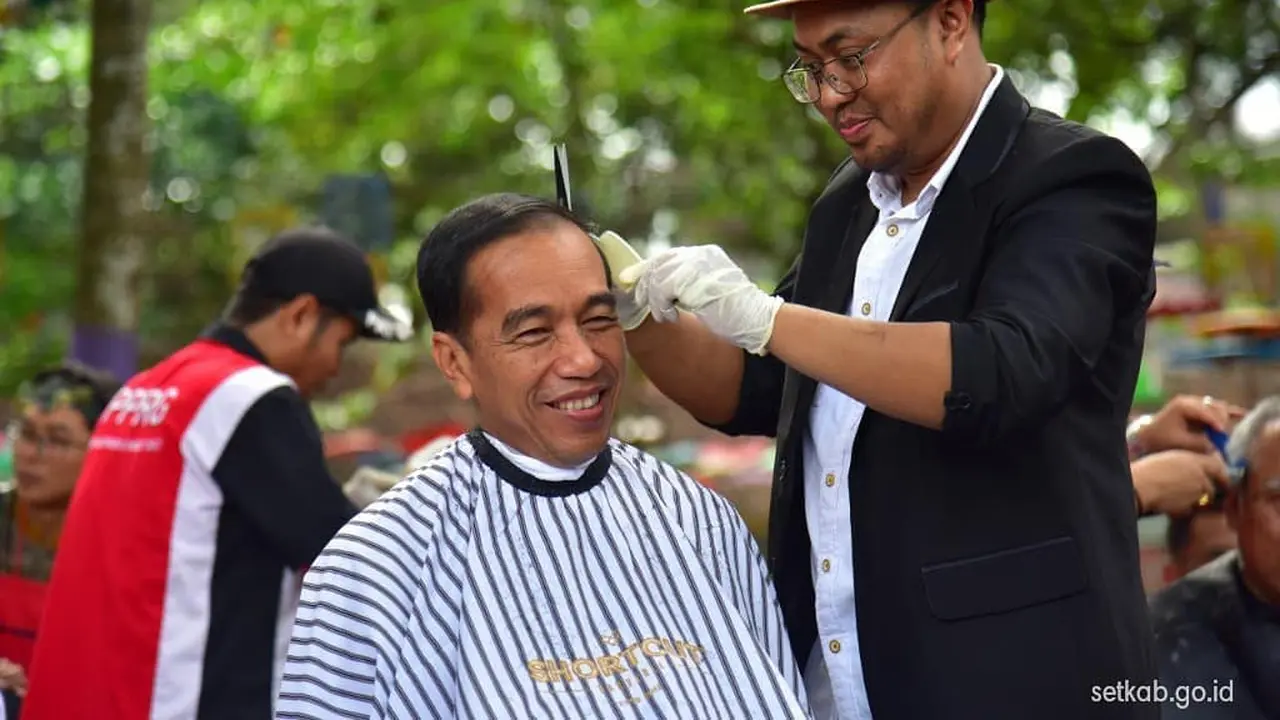 Presiden Joko Widodo atau Jokowi mengikuti cukur massal di Garut, Jawa Barat