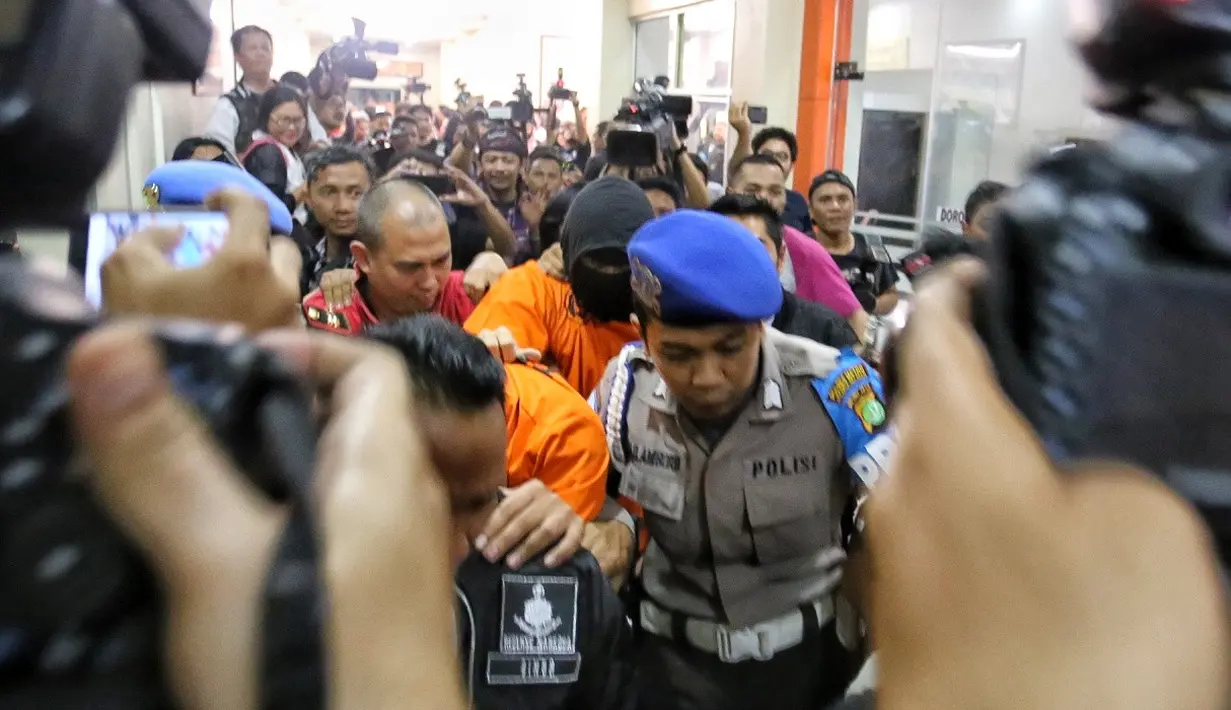 "Sekali lagi Cello menyatakan mohon maaf sebesar-besarnya kepada fans terutama dan kepada rakyat Indonesia," kata Chris Sam Siwu, kuasa hukum Ello di Polres Jakarta Selatan, Kamis (10/8) malam. (Adrian Putra/Bintang.com)