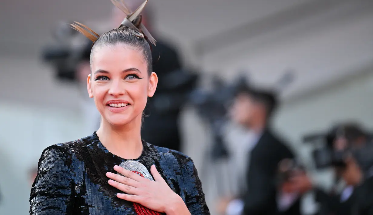 Barbara Palvin tiba di pemutaran perdana film 'White Noise' dan upacara pembukaan Festival Film Venesia edisi ke-79 di Venesia, Italia, Rabu (31/8/2022). Palvin mengenakan gaun payet hitam lengan pendek yang pas bentuk oleh Armani Privé dari koleksi couture musim semi 2019 label yang menampilkan desain liontin perak dan merah di tengahnya. (AFP/ TIZIANA FABI)