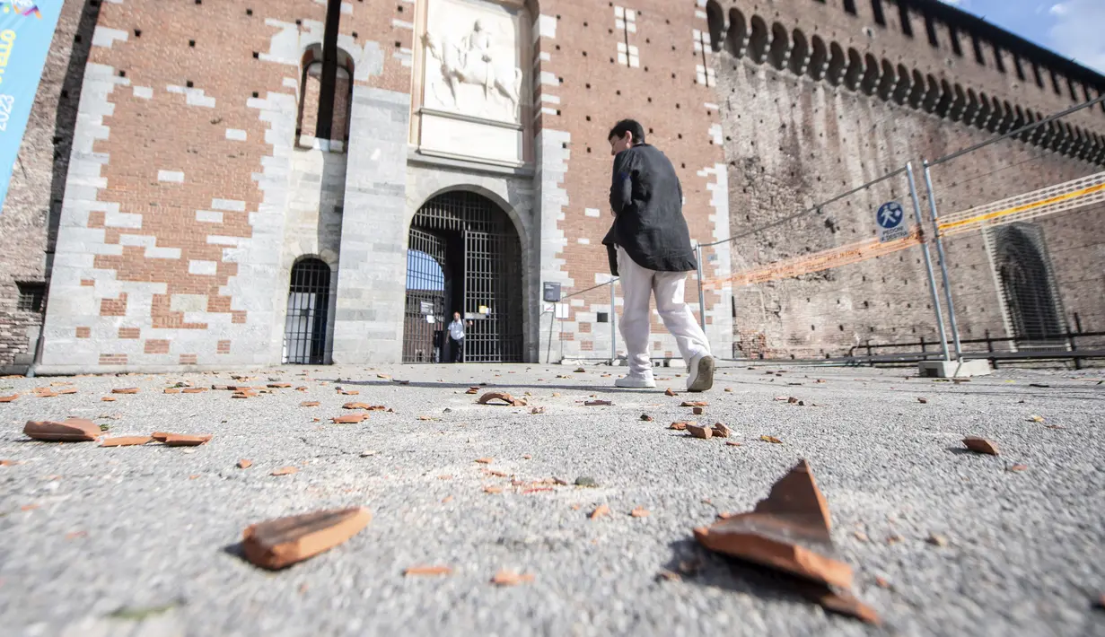 Badai semalam di Milan merobek atap-atap rumah dan menumbangkan pepohonan, menghalangi jalan serta mengganggu transportasi darat di ibu kota keuangan Italia tersebut. (Claudio Furlan/LaPresse via AP)
