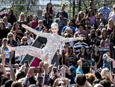 Katy Perry tampil di Ramon C. Cortines School of Visual and Performing Arts di Los Angeles, California, AS (12/6). (AFP Photo)
