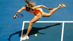 Maria Sharapova berusaha mengembalikan bola pukulan petenis Amerika Serikat, Serena Williams pada perempat final turnamen tenis Australia Open 2016 di Melbourne Park (26/1). Williams Kalahkan Sharapova 6-4, 6-1. (REUTERS/Jason Reed)