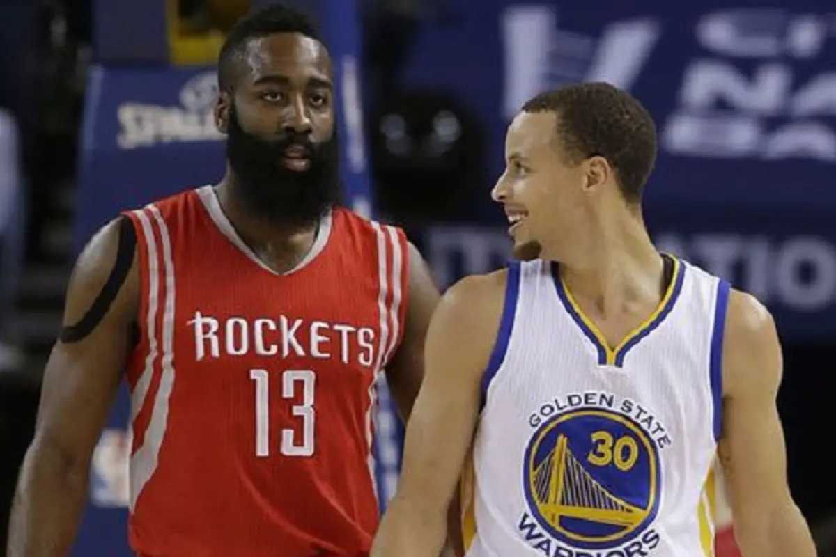 Stephen Curry (30) dan James Harden (13) pilihan pertama dan kedua di MVP voting (Foto: Jeff Chiu, AP).