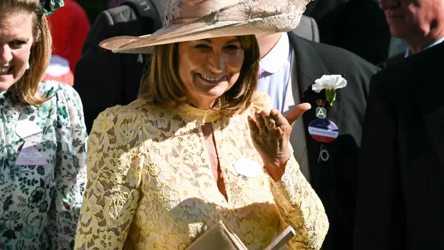 Carole Middleton, ibunda Kate Middleton bereaksi saat menghadiri hari kedua pertemuan pacuan kuda Royal Ascot di Ascot, sebelah barat London, pada 18 Juni 2025. JUSTIN TALLIS / AFP