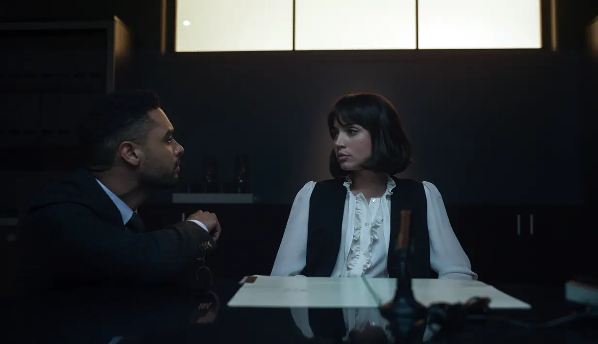 Gambar yang dirilis oleh Netflix ini menunjukkan Rege-Jean Page (kiri) dan Ana de Armas dalam sebuah adegan film The Grey Man. Ana de Armas berperan sebagai agen Dani Miranda. (Paul Abell/Netflix via AP)