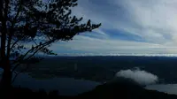 Pesona pagi di Bukit Pusuk Buhit, Pulau Samosir, Sumatera Utara, berlatar Danau Toba. (Liputan6.com/Reza Efendi)