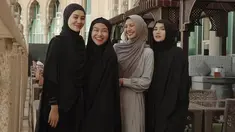 Mahalini, Aaliyah, Yura Yunita dan Sheila Dara memperlihatkan keakraban selama umrah. Hubungan persahabatan yang telah terjalin sebelumnya itu tampaknya menjadi landasan bagi mereka untuk melaksanakan ibadah umrah bersama, bareng suami masing-masing. (Liputan6.com/IG/@aaliyah.massaid)