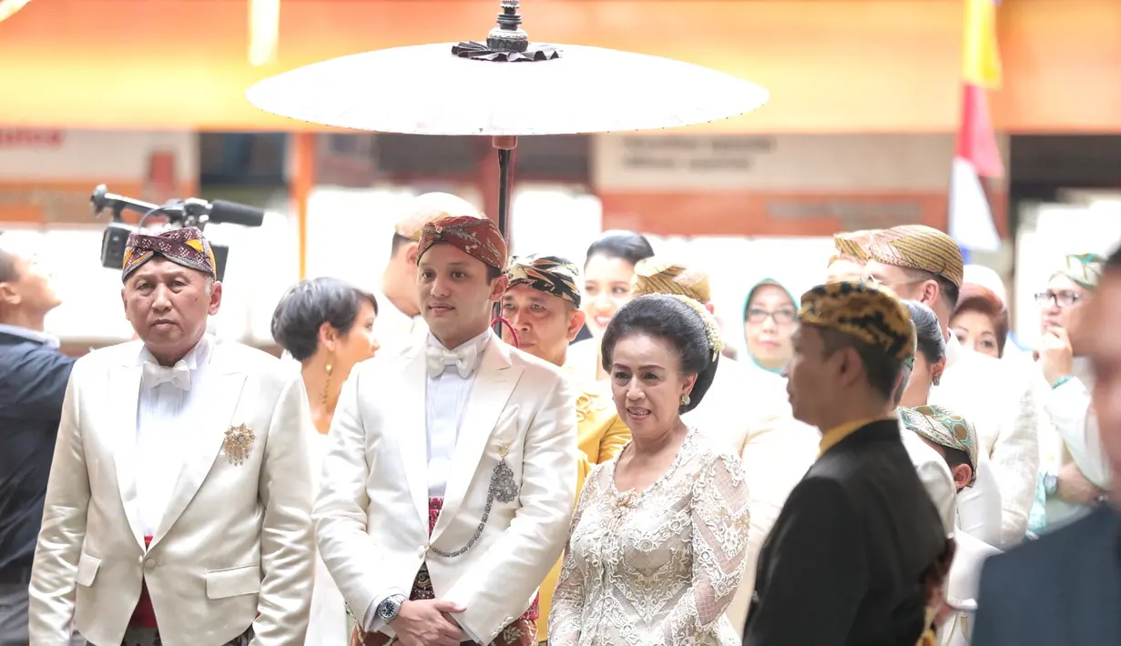 Turun dari mobil, pembalap yang kini menjadi Anggota DPR berusia 34 tahun itu diapit oleh kedua orangtuanya. Puluhan orang sebagai pengiring mengantarkan dengan pakaian senada. Tidak ada kata terucap dari mulut Moreno. (Adrian Putra/Bintang.com)