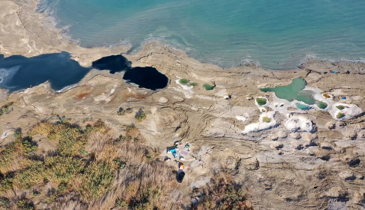 Lubang runtuhan (sinkhole) terlihat di pesisir Laut Mati dekat pantai Ein Gedi  (28/11/2020). Saat Laut Mati menyusut dan permukaan airnya menurun, ratusan sinkhole menelan tanah tempat garis pantai sebelumnya berada. (Xinhua/Gil Cohen Magen)