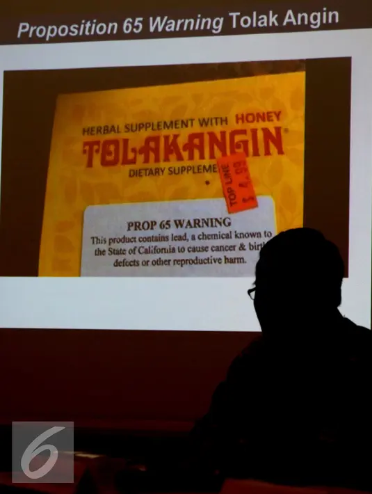 Sebuah layar proyektor menunjukan penjelasan terkait produk Sido Muncul yang diberi label 'Prop 65 Warning' oleh Negara Bagian California, Jakarta, Kamis (14/8/2015). BPOM menyatakan produk Tolak Angin aman dikonsumsi. (Liputan6.com/Yoppy Renato)