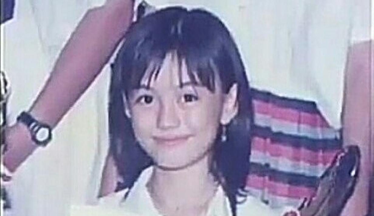 Sedari kecil Agnez Mo sudah memiliki aura bintang. Tak hanya bersuara merdu, ia juga berprestasi di sekolah. Tatapan matanya yang tajam menandakan sosok Agnez Mo memang cerdas dan selalu tampil percaya diri. (Liputan6.com/IG/lalamarionmj)