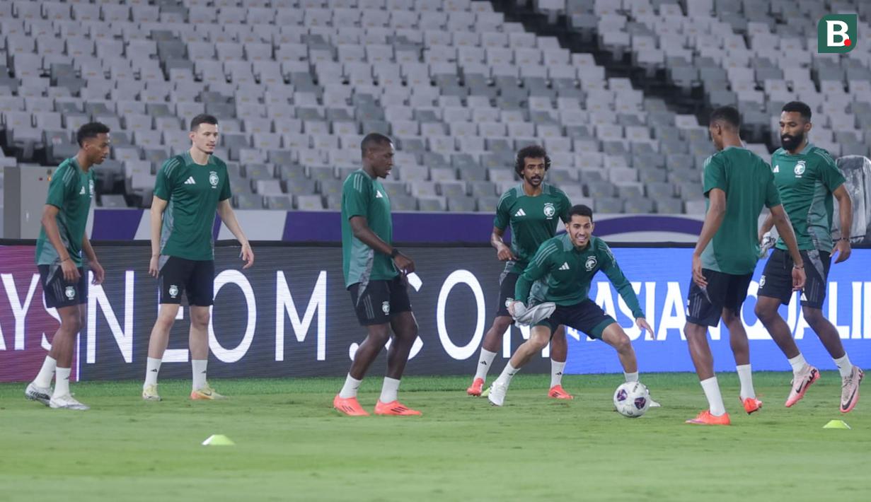 Arab Saudi bakal menantang Timnas Indonesia dalam partai keenam Grup C putaran ketiga Kualifikasi Piala Dunia 2026 di Stadion Utama Gelora Bung Karno pada Selasa (19/11/2024) malam WIB. (Bola.com/M Iqbal Ichsan)