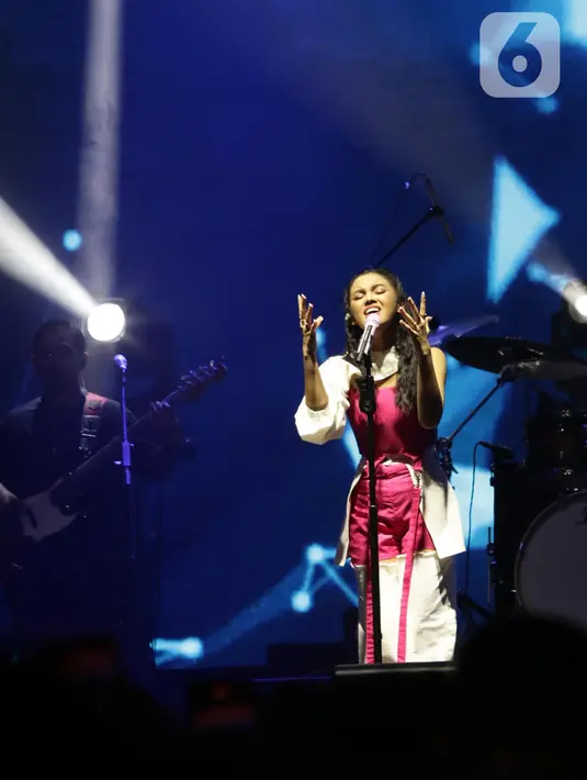 Lyodra saat tampil digelaran We The Fest 2022 hari pertama di GBK Sports Complex Jakarta, Jumat (23/9/2022). Sejumlah lagu dibawakan oleh penyanyi jebolan Indonesian Idol itu tampil di This Stage is Banana We The Fest 2022, salah satunya Sang Dewi. (Liputan6.com/Helmi Fithriansyah)