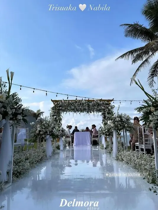 Keduanya tampil serasi serba putih mengenakan busana adat Jawa dari @aleyyaweddingcenter.