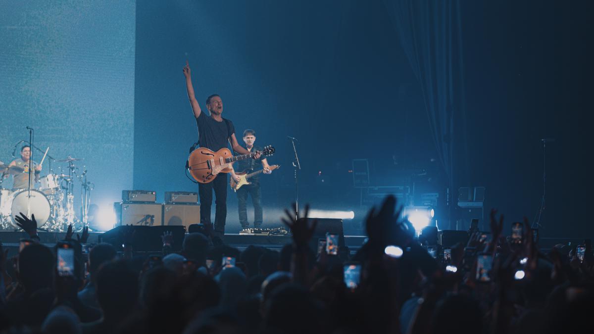 Bryan Adams Tampil Memukau di Konser Roll With The Punches 