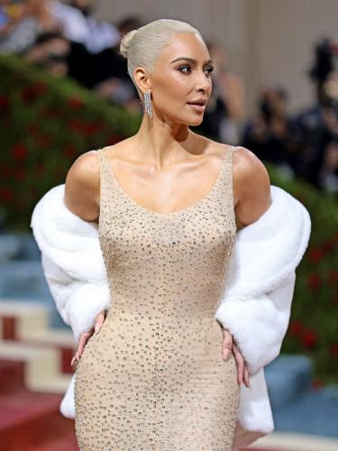 FOTO: Kim Kardashian Dianggap Merusak Gaun Marilyn Monroe
