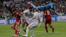 Kiper Iran, Ali Beiranvand, berusaha mengamankan bola saat melawan Portugal pada laga grup B Piala Dunia di Kazan Arena, Kazan, Rabu (20/6/2018). Spanyol menang 1-0 atas Iran. (AP/Manu Fernandez)