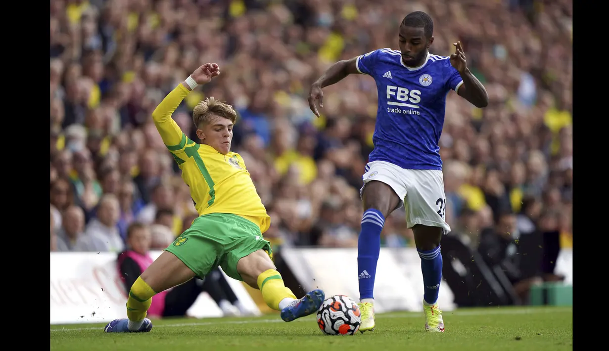 Brandon Williams (kiri) merupakan produk akademi Manchester United dan ia mulai main untuk tim senior pada 2019. Namun, musim ini ia akan menjalani masa peminjaman di Norwich City yang baru promosi ke Premier League. (Foto: AP/PA/Joe Giddens)