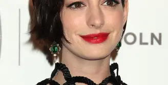  Anne Hathaway mendapat kesempatan kedua di serial TV The Ambassador's Wife. Anne kembali berkesempatan untuk ikut bekerja di balik layar sebagai produser. (Bintang/EPA)