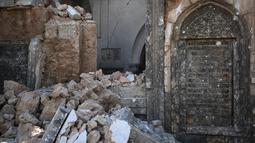 Kondisi gereja yang rusak berat akibat perang di daerah Kota Tua Mosul, Irak (13/3). Selama pertempuran sembilan bulan untuk merebut Mosul dari militan ISIS, pihak berwenang Irak menemukan ribuan jasad warga sipil. (AFP/Ahmad Al-Rubaye)