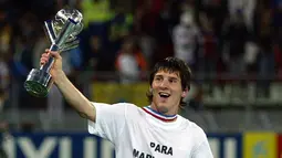 Penyerang Argentina, Lionel Messi memegang trofi Kejuaraan Dunia Remaja FIFA 2005 setelah pertandingan melawan Nigeria di Utrecht, Belanda, 2 Juli 2005. Ia memenangkan kejuaraan itu dan  menyelesaikan turnamen dengan meraih penghargaan Bola Emas dan Sepatu Emas. (AFP/Aris Messinis)