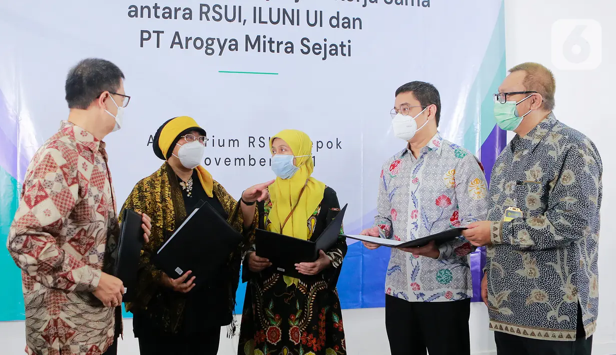 CEO Arogya.ai Victor Fungkong, Sekretaris Universitas Indonesia Agustin Kusumayati, Dirut Rumah Sakit UI Astuti Giantini, Ketua Umum ILUNI UI Andre Rahadian dan Direktur DPKLHA UI Ahmad Syafiq berbincang di sela-sela penandatanganan kerja sama di Jakarta, Jumat (6/11/2021) (Liputan6.com/HO/ILUNI UI)