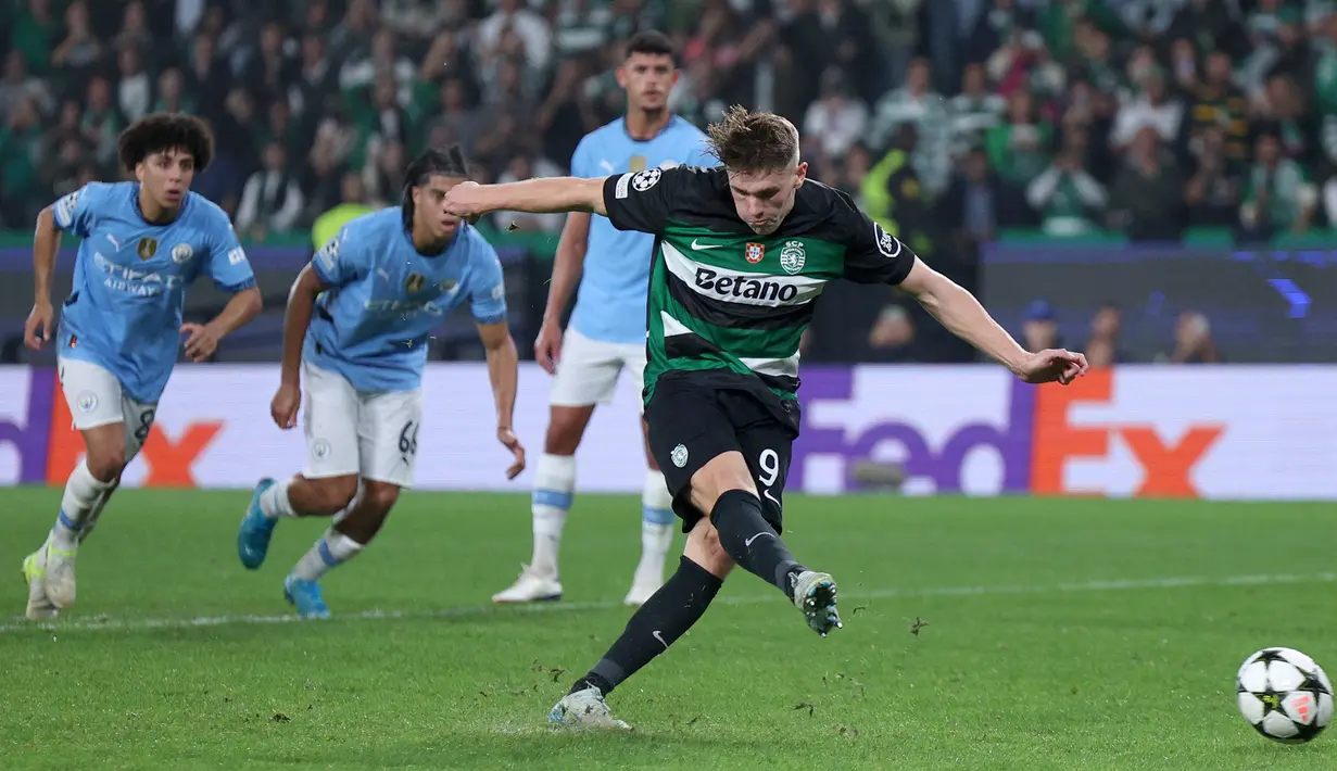 Pemain Sporting CP,  Viktor Gyokeres mencetak gol melalui tendangan penalti ke gawang Manchester City pada laga Liga Champions 2024/2025 di Jose Alvalade, Lisbon, Portugal, Rabu (06/11/2024) WIB. (AFP/Filipe Amorim)