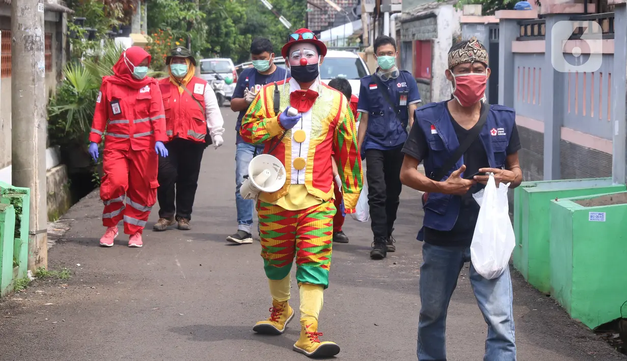 Komunitas Badut Tangerang  Raya (Batara) membagikan paket masker dan sabun cuci tangan gratis kepada warga di Larangan Selatan, Tangerang, Kamis (16/4/2020). PMI Kota Tangerang bersama Batara membagikan masker dan sabun cuci tangan untuk mencegah penyebaran COVID-19. (Liputan6.com/Angga Yuniar)