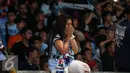 Suporter Persela menutup wajahnya saat menyaksikan kekalahan timnya melawan Persija padalanjutan Torabika Soccer Championship presented by IM3 Ooredoo di Stadion GBK Jakarta, Jumat (13/5). Persela kalah 1-2 dari Persija. (Liputan6.com/Helmi Fithriansyah)