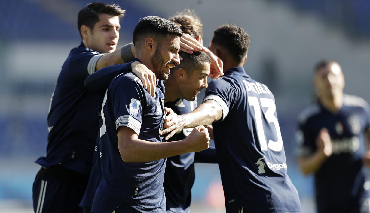 Striker Juventus, Cristiano Ronaldo (tengah), merayakan gol bersama rekan-rekannya dalam lanjutan liga Italia pekan ke-7 menghadapi Lazio di Stadion Olimpico, Roma, Minggu (8/11/2020). Juventus harus puas berbagi angka 1-1. (AP Photo/Andrew Medichini).