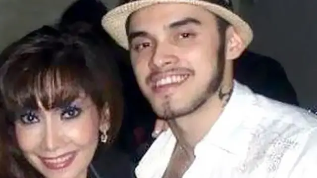 Kisah Cinta 3 Selebritas Indonesia yang Nikahi Ibu Angkatnya