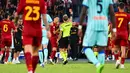 Akibat keputusan wasit tersebut, Jose Mourinho mengamuk dan melancarkan protes keras dari pinggir lapangan yang akhirnya berujung kartu merah dari wasit Daniele Chiffi. (AFP/Andreas Solaro)